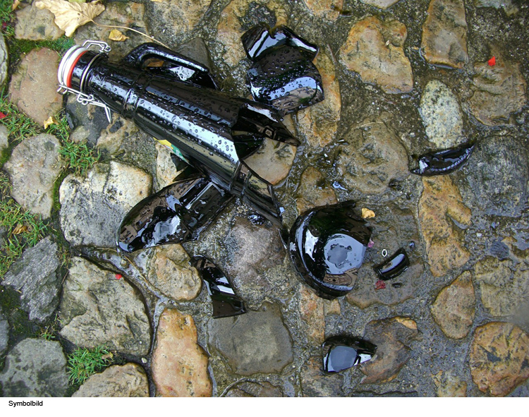 Bierflasche aus Fahrzeug geworfen