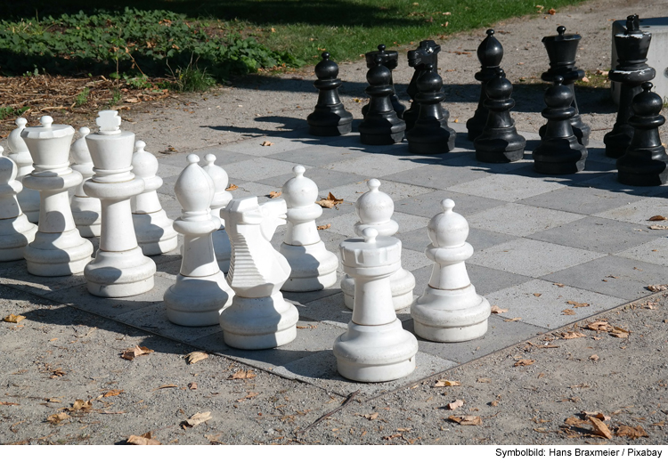 Unbekannte beschädigten Schachfiguren
