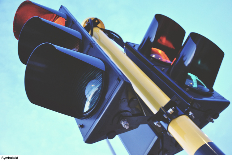 Über rote Ampel gefahren: Autofahrer (78) kollidiert mit Lkw