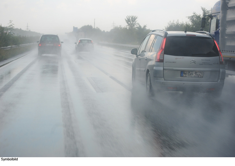 Zu schnell bei Regen – Fahrer flüchtet nach Unfall
