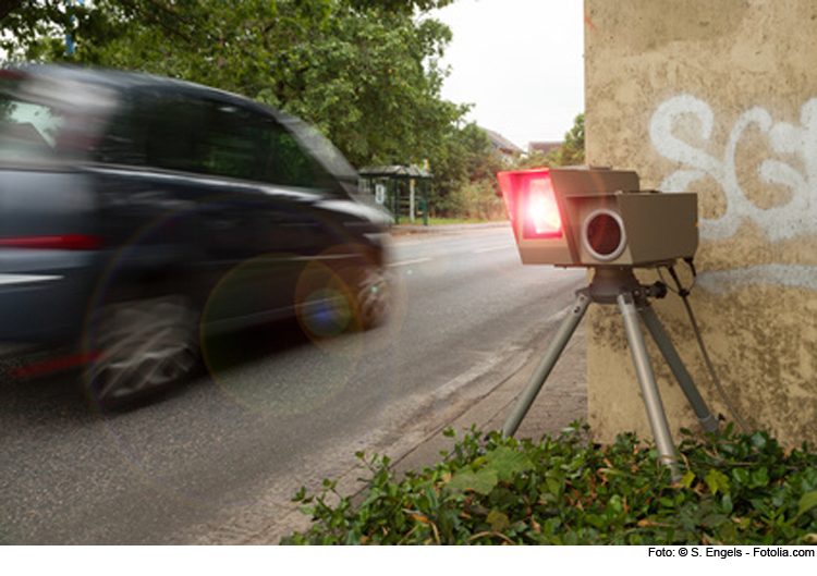 Wurde geblitzt: Opel-Fahrerin (27) hat keine Fahrerlaubnis
