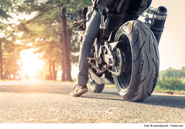 Motorradfahrer rutscht auf Ölspur aus