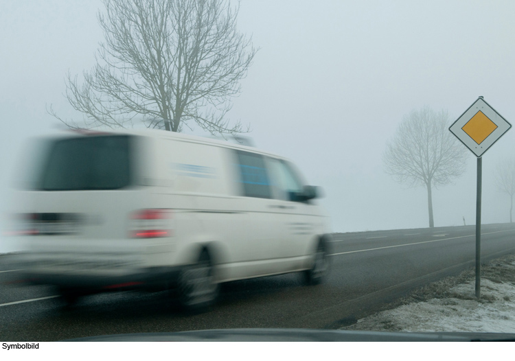 Im Nebel Kreisverkehr übersehen