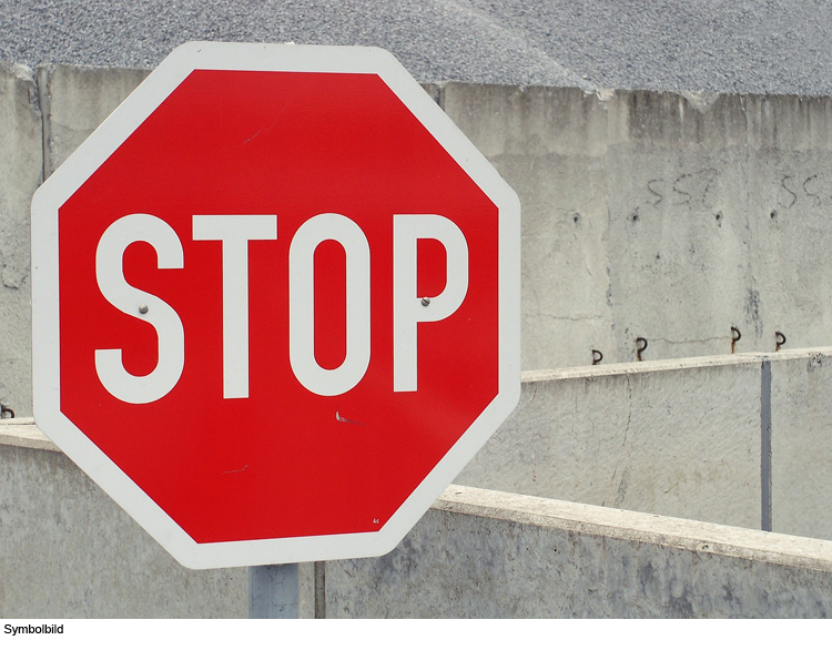 Stopp-Schild missachtet: 84-Jähriger kracht in 20-Jährige