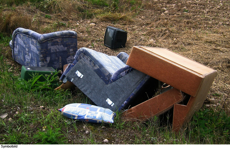 Illegale Müllablagerung vor Möbelgeschäft