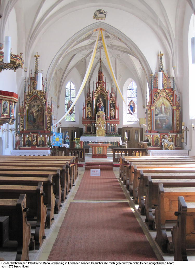 Bei der kath. Pfarrkirche Mariä Verklärung in Förnbach können Besucher die reich geschnitzten einheitlichen neugotischen Altäre von 1876 besichtigen.
