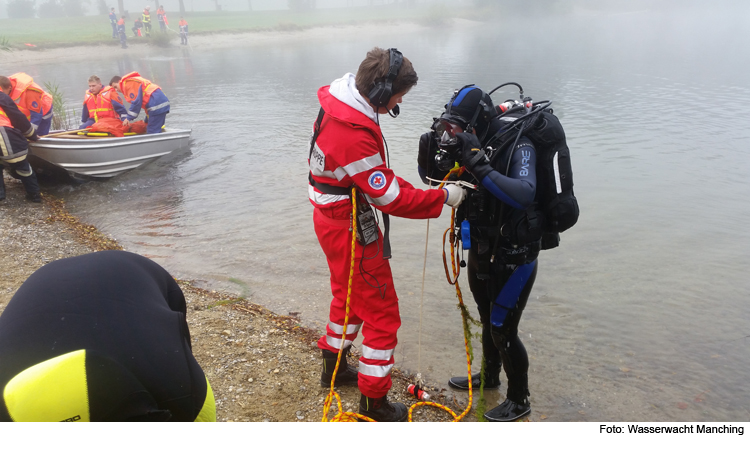 Wasserwacht und Freiwillige Feuerwehr aus Manching üben den Ernstfall