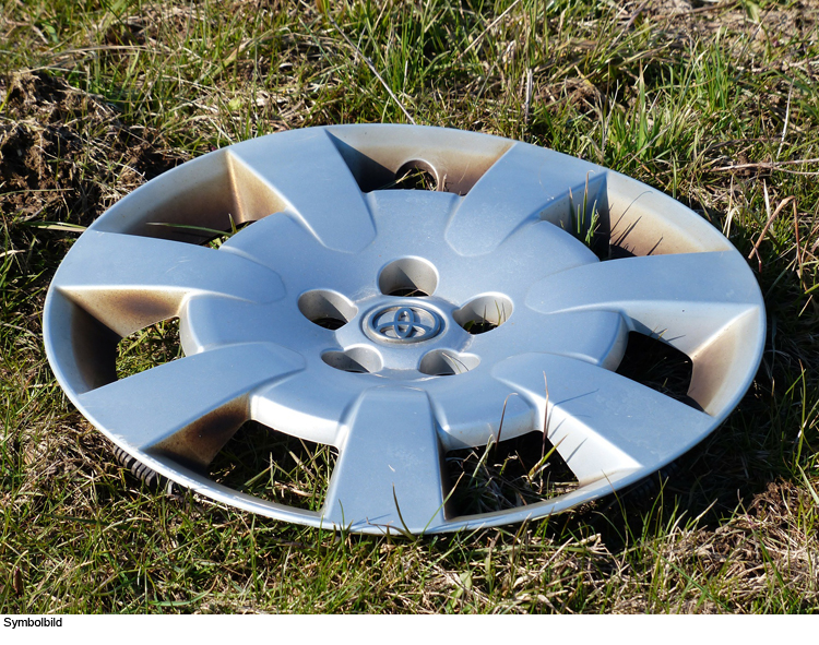 5 Euro Schaden: Radkappen von Reifen montiert