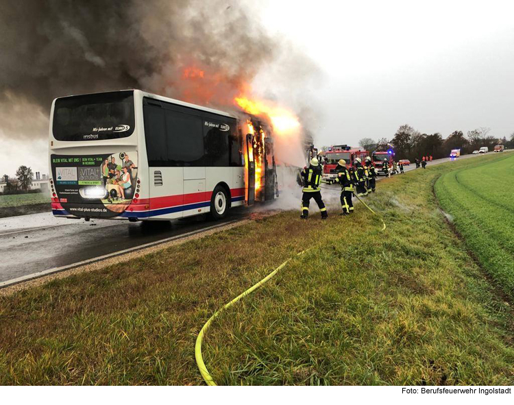 Linienbus brennt fast vollständig aus