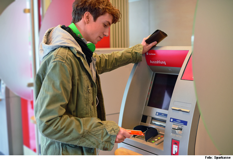 Kunden beschädigen Sparkassen-Automaten