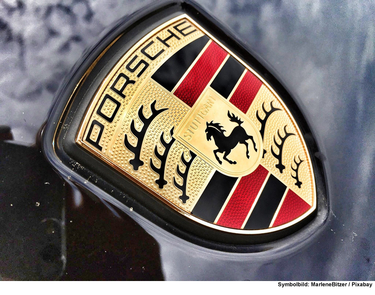Fahranfänger im Porsche touchiert Verkehrszeichen