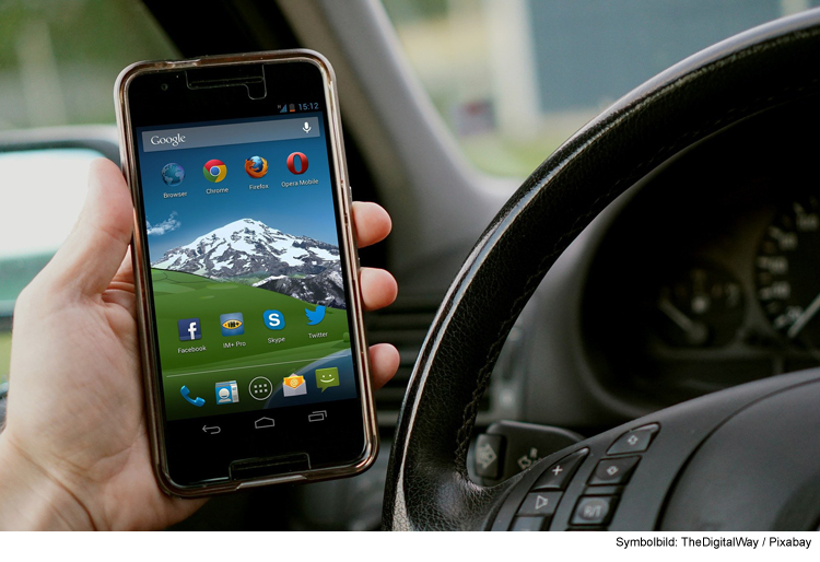 Von Handy abgelenkt – Autofahrer blockiert Einsatzfahrt