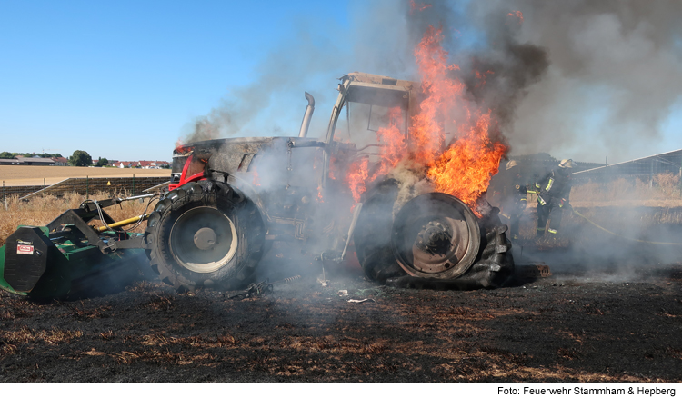 Traktor steht in Flammen