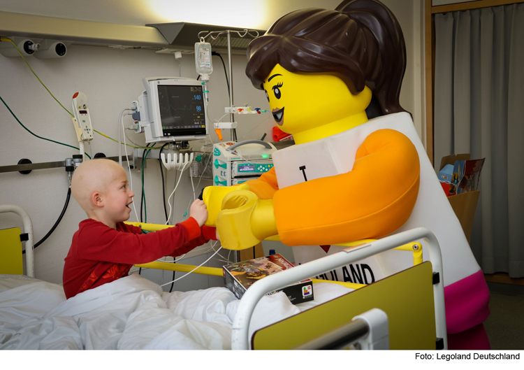 Kleine Patienten bekommen Besuch vom Legoland-Girl 
