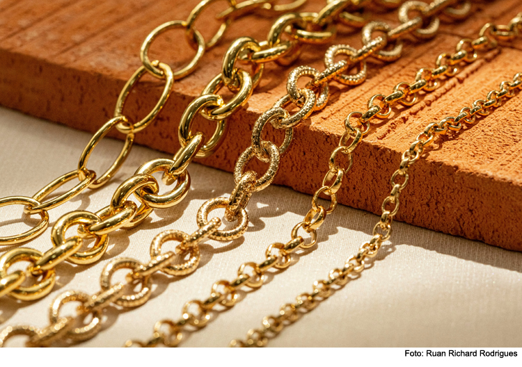 Diebstahl aus Juweliergeschäft: Unbekannter nimmt Goldketten mit