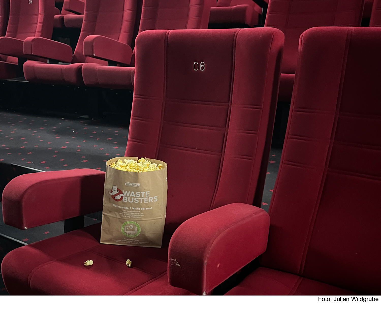 Wer will Kino-Stühle haben?
