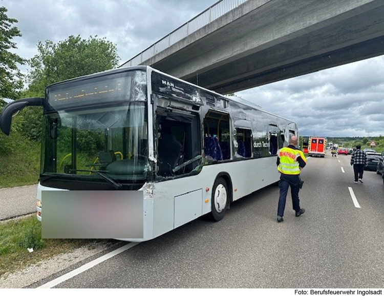 Zahlreiche Einsätze in Ingolstadt: Lastwagen kollidiert unter anderem mit Omnibus