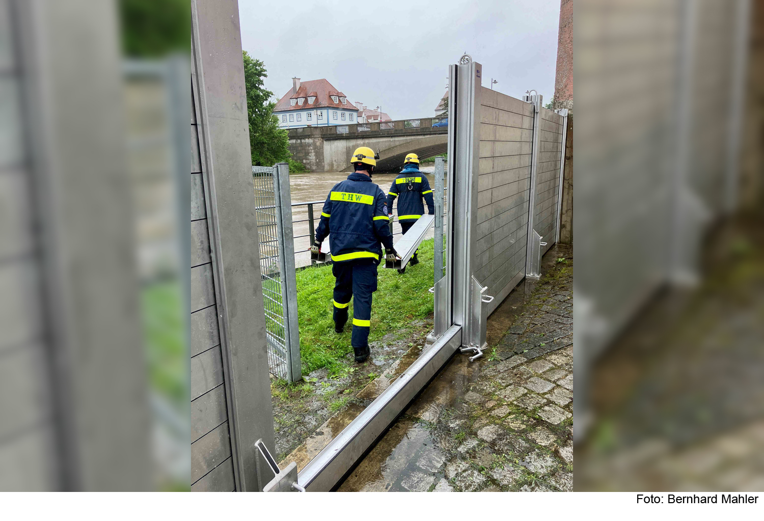 Donaupegel steigt massiv: Einsatzkräfte errichten Hochwasserschutz