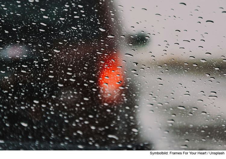 Fahranfängerin verursacht bei Starkregen Verkehrsunfall