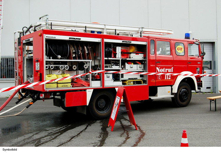 2 verletzte Personen und hoher Sachschaden bei Scheunenbrand in Hettenshausen