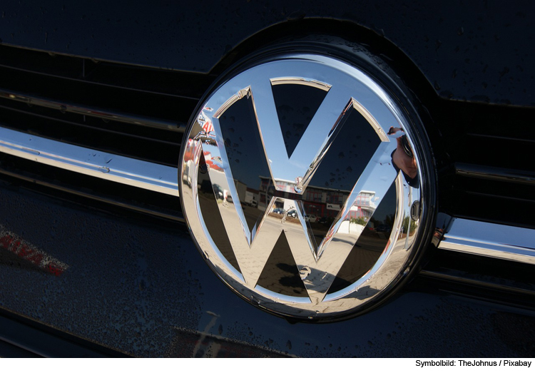 VW vor Baumarkt beschädigt